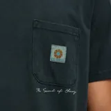 Remera negra de algodón con bolsillo en el pecho y logo bordado. Corte clásico y manga corta.