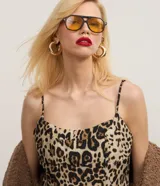 Vestido midi satinado con breteles finos y estampado animal print de leopardo.