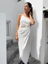 Vestido largo blanco de crepé, con breteles finos, falda irregular en capas y cinturón anudado con aplique de alpaca y ágata.