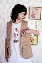Remera blanca de algodón con cuello redondo y estampado de tres sillas de diseño.