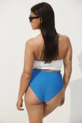 Bombacha de bikini tiro alto color azul eléctrico, con textura arrugada y cobertura media.