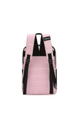 Mochila color rosa con detalles en negro y logo en verde agua.