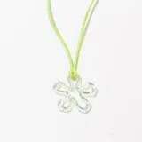 Collar con dije de flor transparente y cordón fino verde claro.