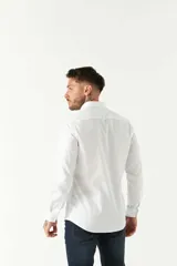 Camisa blanca de hombre, de corte slim, con cuello italiano y logo bordado.