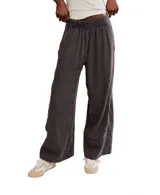 Pantalón color verde claro, amplio y de caída ligera con elástico en la cintura y largo hasta los tobillos.