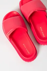 Sandalias negras con plataforma y tira ancha acolchada sobre el empeine.