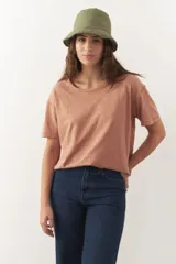 Remera de algodón de manga corta y cuello redondo en color lila.