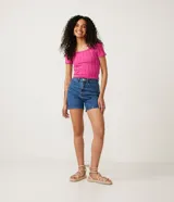 Blusa de punto color fucsia con cuello redondo y mangas cortas. Tiene una malla texturizada con material responsable en la composición.