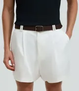 Cinturón marrón de cuero sintético con hebilla cuadrada plateada.