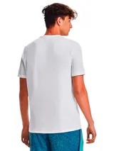 Remera deportiva gris jaspeado de corte clásico, con cuello redondo y mangas cortas. Confeccionada con tejido de punto transpirable y tecnología seamless para mayor comodidad.