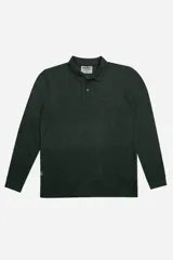 Polo de manga larga color verde oscuro, con cuello clásico y tapeta de dos botones.