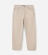 Pantalón baggy color beige confeccionado en sarga de algodón sostenible. Cuenta con cintura fija con trabillas, cierre con cremallera oculta, botón contrastante y bolsillos.
