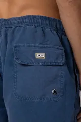 Short de baño color marrón confeccionado en microfibra de piel de durazno con cintura elástica y cordón ajustable.