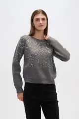 Sweater de punto color gris con lentejuelas plateadas en la parte superior.