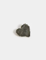 Broche prendedor con forma de corazón, recubierto de strass negros y plateados.