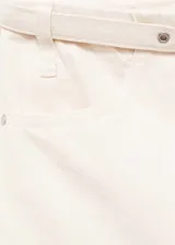 Pantalón de jean color crudo, de corte wideleg, tiro medio, con trabillas y cinturón con hebilla. Presenta cierre delantero con cremallera y botón, cuatro bolsillos y diseño largo.