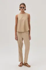 Top de lino metalizado color beige, con escote redondo y sin mangas.