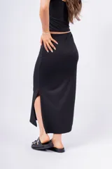 Conjunto de top strapless y pollera larga con tajo lateral, ambos de color rojo. Incluye cinto dorado con apliques florales.