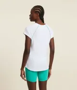 Remera deportiva blanca de microfibra, con cuello en V, mangas cortas y friso verde en la espalda.