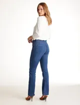Jean elastizado marca One Five One, de tiro medio y terminación bootcut. Color azul, con pretina con pasadores, botón y cierre. Bolsillos delanteros y traseros.