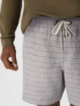 Bermuda celeste con cintura elástica y cordón ajustable.
