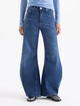 Jeans wide leg de denim azul, con diseño especial en la pierna generado por pinzas y recortes que aportan forma y movimiento. De tiro medio, confeccionado en denim liviano y cómodo.