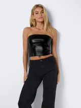 Top bandeau negro de ajuste ceñido, diseño corto y sin mangas.