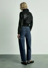Pantalón de jean azul oscuro de corte slouchy, tiro alto y cinco bolsillos.