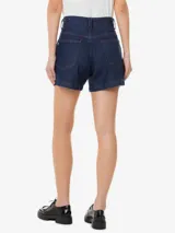 Short de jean azul oscuro con costuras burdeos, de tiro alto y corte holgado. Presenta trabillas en la cintura, dos bolsillos delanteros tipo navaja, pliegues delanteros y cierre frontal con cremallera y botón.