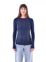Sweater de punto color beige, de corte ajustado y mangas largas.