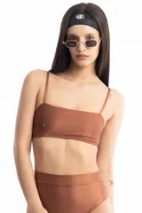 Top color óxido de escote recto con breteles elásticos y doble tira en la espalda.