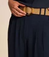 Pantalón wide leg negro de viscolino, con tiro alto, trabillas en la cintura, cierre tradicional y pliegues.