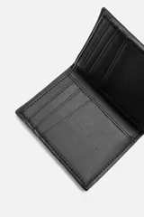 Tarjetero vertical de cuero negro con pespuntes a tono. Tiene un compartimento principal con bolsillo para billetes y tres posiciones para tarjetas en cada lado.