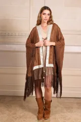 Kimono marrón con bordado de flores a tono, guarda decorativa y flecos largos.