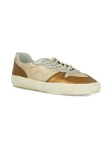Zapatillas deportivas de cuero color beige, con detalles en marrón y verde.
