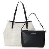 Bolso tote grande de PVC con estampado del logo de la marca en color gris cemento y detalles en negro. Incluye un monedero pequeño con cierre y correa de mano.