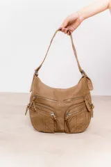 Bolso color marrón claro con múltiples bolsillos frontales con cierre.