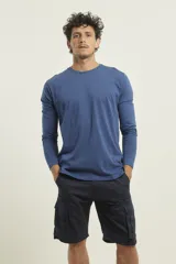 Remera manga larga azul de jersey, cuello a la base.