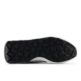 Championes New Balance modelo 370, color gris claro y gris medio, con suela blanca gruesa y detalles en gamuza y malla. Presentan el logo 'N' en el lateral y la inscripción 'balance' en el talón.