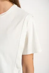 Remera color ladrillo de algodón con calce al cuerpo y mangas cortas.