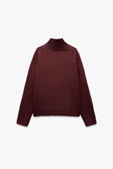 Sweater negro de punto con cuello alto y mangas largas.