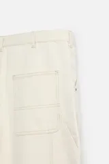 Pantalón de jean color crudo, corte relaxed fit, con bolsillos frontales y traseros tipo parche. Tiene tira multifunción y bolsillo tipo parche en las piernas.