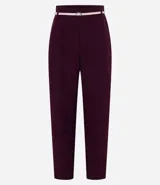 Pantalón de vestir azul marino, de corte zanahoria, con cinturón fino negro con hebilla dorada.