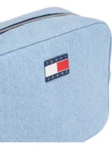 Bandolera Tommy Jeans Essential de tejido denim celeste con logo de la marca en el frente.