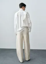 Pantalón de tiro medio color beige, estilo jogger con diseño balloon, cintura elástica, pinzas en el bajo y forro interior.