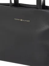 Cartera tipo tote de cuero sintético negro con acabado granulado. Posee dos asas superiores y una correa cruzada ajustable con inscripción de la marca. Cuenta con cierre de cremallera y bolsillo interior con cremallera.