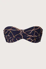 Top de bikini bandeau azul oscuro con estampado de cadenas doradas, breteles removibles y detalle cruzado en el frente.