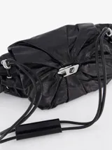 Bolso de hombro tipo baguette de cuero bovino, color verde caqui con acabado lacado. Presenta un fruncido radial en el centro que rodea el cierre metálico con logo 'D'. Tiene cordones ajustables en los laterales y una correa de hombro delgada.