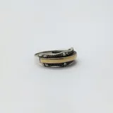 Anillo de plata con detalles en oro y circonias. Diseño con banda central dorada y detalles de circonias en los bordes.