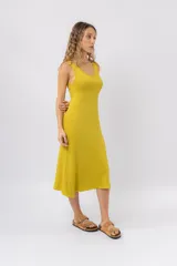 Vestido midi verde oliva de tejido acanalado, con escote en V y silueta al cuerpo con caída fluida.